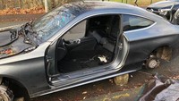 Mobil mewah milik Hampton dibiarkan bertumpu pada batu bata, karena keempat rodanya hilang, kap mesinnya hilang, begitu pula kedua pintu, penutup bagasi, dan bahkan dua kursi depan. Foto: facebook Sitting There Rotting On A Driveway