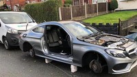 Pintu rumah Paul Hampton (56) pria asal West Bromwich, Inggris digedor-gedor tetangganya sekitar pukul 04.30 waktu setempat pada Kamis (10/12) lalu. Tetangganya bermaksud memberi kabar untuk melihat mobilnya yang terparkir di luar.  Saat keluar Paul Hampton kaget betul, betapa tidak, mobil Mercedes-Benz C-Class AMG kelir abu-abu miliknya itu sudah dipreteli maling. Ya, mobil milik Paul Hampton itu sudah ditelanjangi di depan rumahnya sendiri. Foto: facebook Sitting There Rotting On A Driveway