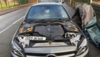 Namun ada bagian yang diincar tapi tak berhasil dicuri. Paul telah berbicara dengan seorang mekanik dan yakin para pencuri itu mengincar bumper depan dan lampu depan mobil, karena sensor di dalamnya membuatnya berharga mahal. Tapi para komplotan pencuri itu hanya berhasil melepas pelat nomornya. Foto: facebook Sitting There Rotting On A Driveway