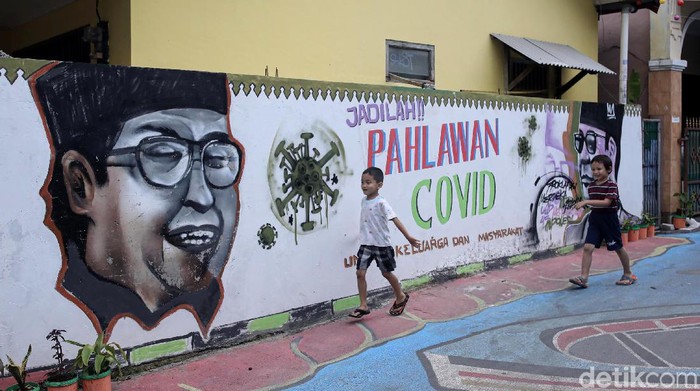 Area permukiman warga di kawasan Lenteng Agung tampak dihiasi dengan mural beraneka warna. Mural tersebut juga mengandung beragam pesan positif dan edukatif.
