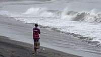 Nelayan menatap ombak di pinggiran Pantai Pondok Perasi Ampenan, Mataram, NTB, Rabu (16/12/2020).