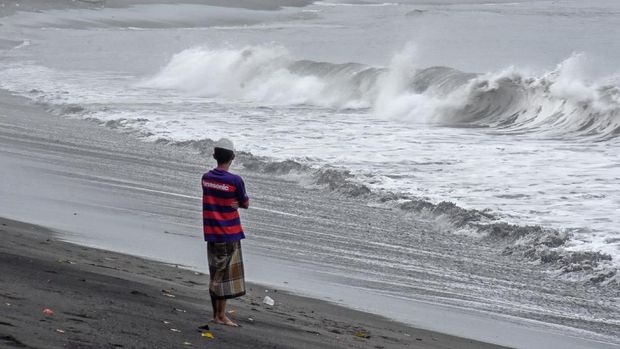 Nelayan duduk menatap ombak di pinggiran Pantai Pondok Perasi Ampenan, Mataram, NTB, Rabu (16/12/2020). Sebagian besar nelayan di daerah tersebut tidak melaut karena imbauan BMKG Stasiun Meteorologi Zainuddin Abdul Madjid, yang menyatakan kondisi cuaca NTB untuk tiga hari ke depan berpotensi terjadi gelombang tinggi yang mencapai 1 hingga 2 meter atau lebih di perairan selat Lombok bagian utara dan selatan. ANTARA FOTO/Ahmad Subaidi/foc.