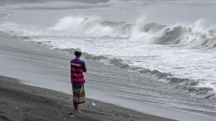 NELAYAN TIDAK MELAUT AKIBAT GELOMBANG TINGGI Nelayan duduk menatap ombak di pinggiran Pantai Pondok Perasi Ampenan, Mataram, NTB, Rabu (16/12/2020). Sebagian besar nelayan di daerah tersebut tidak melaut karena imbauan BMKG Stasiun Meteorologi Zainuddin Abdul Madjid, yang menyatakan kondisi cuaca NTB untuk tiga hari ke depan berpotensi terjadi gelombang tinggi yang mencapai 1 hingga 2 meter atau lebih di perairan selat Lombok bagian utara dan selatan. ANTARA FOTO/Ahmad Subaidi/foc.