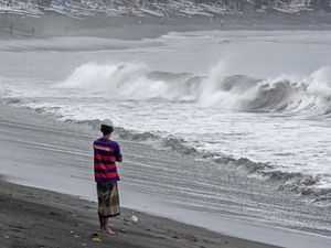 7 Tips Selamatkan Diri dari Rip Current Pantai, Hati-hati saat Liburan Sekolah!