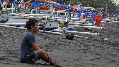 Gelombang Tinggi Bikin Nelayan NTB Batal Melaut