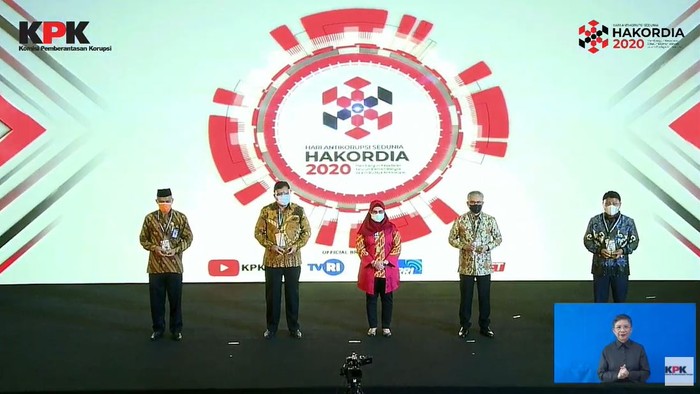 OJK kembali meraih dua penghargaan dari Komisi Pemberantasan Korupsi (KPK) sebagai instansi dengan Sistem Pengendalian Gratifikasi Terbaik kategori kementerian dan lembaga