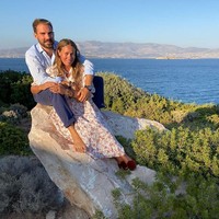 Pangeran Philippos dan Nina bertunangan pada September 2020 di sebuah pulau di Yunani. Bertepatan dengan Nina dilamar, wanita yang mewarisi perusahaan pesawat jet itu menuliskan keterangan foto romantis di Instagramnya.  Foto: Instagram