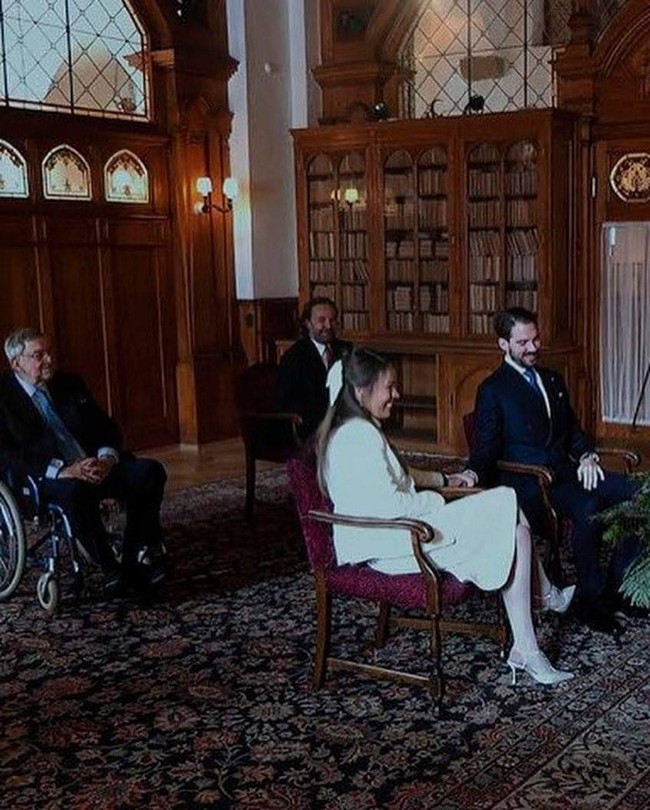 Inilah potret pernikahan mereka yang digelar di catatan sipil di St. Moritz, Swiss. Tak banyak tamu, bahkan keluarga yang hadir. Mereka menikah di hadapan Raja Constantine dan ayah Nina, Thomas Flohr.  Foto: Instagram