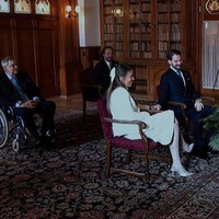 Inilah potret pernikahan mereka yang digelar di catatan sipil di St. Moritz, Swiss. Tak banyak tamu, bahkan keluarga yang hadir. Mereka menikah di hadapan Raja Constantine dan ayah Nina, Thomas Flohr.  Foto: Instagram