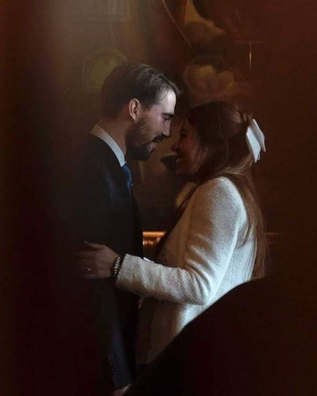 Inilah potret mesra nan bahagia pasangan tersebut setelah resmi menikah. Tampak Pangeran Philippos mengenakan setelan jas biru. Sementara Nina tampil klasik dengan menggunakan dress putih berpotongan A-line dengan rambut yang diikat dengan pita.  Foto: Instagram