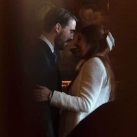 Inilah potret mesra nan bahagia pasangan tersebut setelah resmi menikah. Tampak Pangeran Philippos mengenakan setelan jas biru. Sementara Nina tampil klasik dengan menggunakan dress putih berpotongan A-line dengan rambut yang diikat dengan pita.  Foto: Instagram