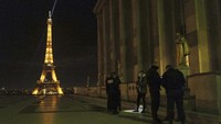 Polisi berjaga di kawasan Menara Eiffel. AP Photo/Francois Mori.