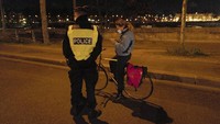 Polisi memeriksa warga yang masih berada di luar saat malam hari. AP Photo/Francois Mori.