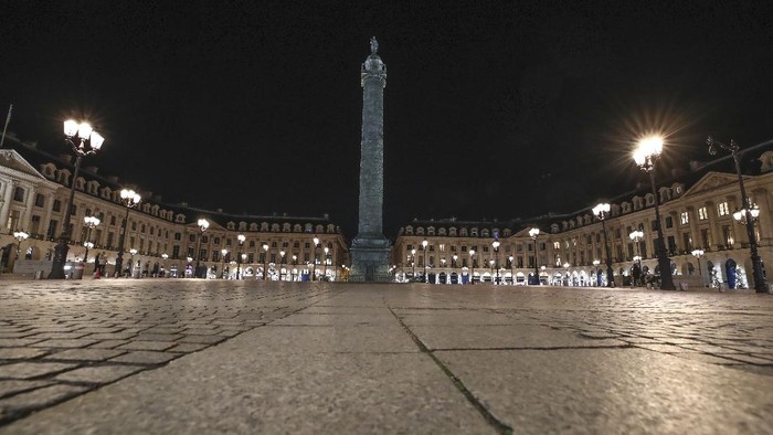 Paris Sunyi saat Jalam Malam Menyapa French police officer checkss a woman riding a bike near the National Assembly, as they enforce a curfew, in Paris, France, Tuesday Dec. 15, 2020. France on Tuesday is lifting a lockdown imposed on Oct. 30, but starts a new curfew 20h00, local time, as infections are still high. (AP Photo/Francois Mori)