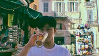 Jalan-jalan ke luar negeri, Park Seo Joon terlihat menikmati segelas bir. Terlihat ganteng ya walaupun dengan outfit sederhana. Foto: Instagram @bn_sj2013