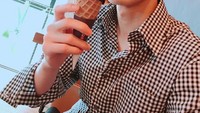 Park Seo Joon juga aktor yang doyan makan dan kulineran. Ini momennya saat menikmati satu scoop es krim vanila denga Oreo crumble di sekelilingnya. Foto: Instagram @bn_sj2013