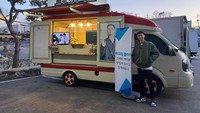 Saat sedang syuting drama Itaewon Class, Park Seo Joon mendapatkan kiriman coffee truck dari penggemarnya. Untuk menghargai dukungan dari penggemarnya itu, ia pun memamerkan di Instagramnya. Foto: Instagram @bn_sj2013