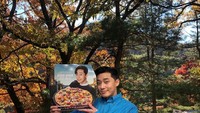 Pemeran drama Fight for My Way ini juga didapuk menjadi bintang iklan Domino Pizza. Ini salah satu fotonya dengan pizza varian baru dari Dominos Korea. Foto: Instagram @bn_sj2013