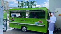 Saat sedang syuting, produk makanan instan bernama Bibigo ini juga sempat mengirimkan food truck untuk Park Seo Joon. Foto: Instagram @bn_sj2013