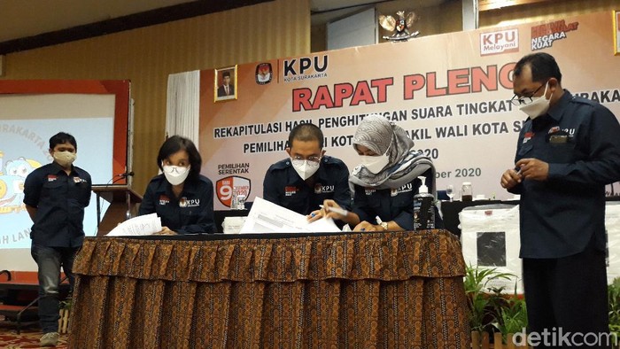 Penandatanganan berita acara rekapitulasi hasil penghitungan suara tingkat kota Pilkada Solo 2020, Rabu (16/12/2020).