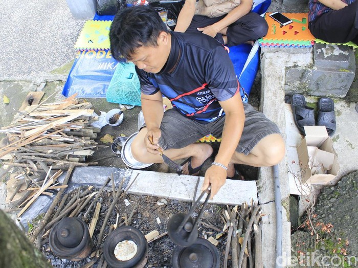 Penjual surabi di Bandung mempersilakan pembelinya bayar seikhlasnya
