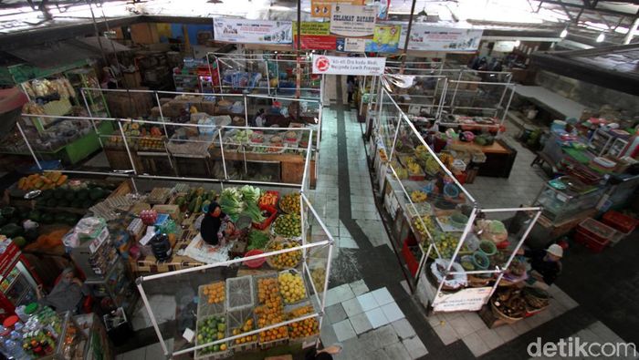 Lapak pedagang di kawasan Pasar Gede Solo dipasangi sekat plastik. Hal itu dilakukan guna mengantisipasi penyebaran virus Corona.