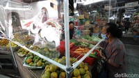 Pengunjung pun diwajibkan untuk menggunakan masker saat beraktivitas di dalam Pasar Gede Solo.