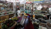  Tak hanya pengunjung, para pedagang di Pasar Gede Solo juga diwajibkan mengenakan masker saat beraktivitas di sana.