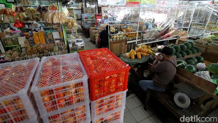 Lapak pedagang di kawasan Pasar Gede Solo dipasangi sekat plastik. Hal itu dilakukan guna mengantisipasi penyebaran virus Corona.