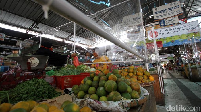 Lapak pedagang di kawasan Pasar Gede Solo dipasangi sekat plastik. Hal itu dilakukan guna mengantisipasi penyebaran virus Corona.
