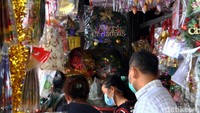  Beragam pernak-pernik dijajakan para pedagang di sana, mulai dari gantungan kunci, ornamen, hingga pohon pinus berbagai ukuran.