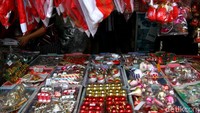 Penjualan pernak-pernik mulai banyak dicari warga menjelang perayaan Natal meski tidak seramai tahun kemarin akibat pandemi COVID-19.