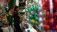 Seperti diketahui, Pasar Asemka jadi salah satu pasar yang kerap didatangi warga untuk membeli pernak-pernik Natal.