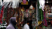 Beragam pernak-pernik Natal itu dibeli warga untuk menghias rumah maupun dijadikan kado atau souvenir untuk keluarga dan kerabat terdekat.