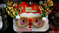 Sejumlah pedagang di Pasar Asemka, Jakarta, mulai menjual beragam pernak-pernik Natal, Rabu (16/12/2020).