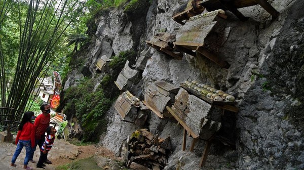 Sejak ditetapkan menjadi wilayah Zona Hijau di akhir Oktober lalu, sejumlah tempat wisata di Toraja Utara mulai ramai dikunjungi wisatawan dengan menerapkan protokol kesehatan. Sejak ditetapkan menjadi wilayah Zona Hijau di akhir Oktober lalu, sejumlah tempat wisata di Toraja Utara mulai ramai dikunjungi wisatawan dengan menerapkan protokol kesehatan.