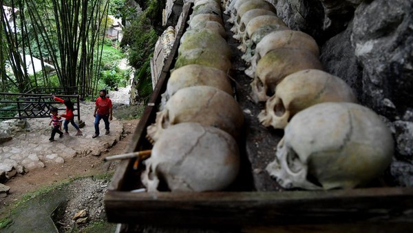 Di desa tersebut wisatawan tak hanya dapat melihat rumah adat suku Toraja tetapi juga dapat melihat kuburan kayu yang berada di dinding tebing kawasan wisata itu. Di desa tersebut wisatawan tak hanya dapat melihat rumah adat suku Toraja tetapi juga dapat melihat kuburan kayu yang berada di dinding tebing kawasan wisata itu.