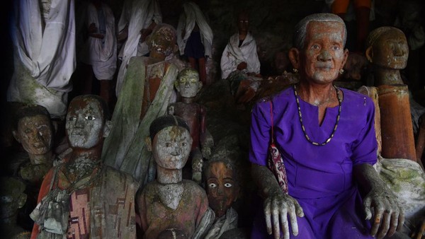 Desa Kete Kesu juga merupakan kawasan cagar budaya dan pusat berbagai upacara adat Toraja seperti Rambu Solo (pemakaman yang sangat fenomenal), Rambu Tuka serta berbagai ritual adat lainnya. Desa Kete Kesu juga merupakan kawasan cagar budaya dan pusat berbagai upacara adat Toraja seperti Rambu Solo (pemakaman yang sangat fenomenal), Rambu Tuka serta berbagai ritual adat lainnya.