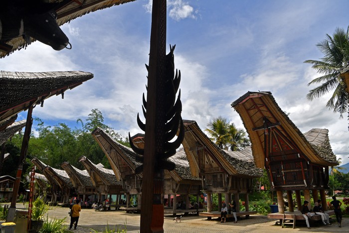 Desa Kete Kesu jadi salah satu destinasi wisata andalan Sulawesi Selatan. Di sana wisatawan salah satunya dapat melihat rumah adat suku Toraja. Penasaran?