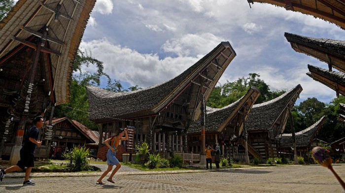 Desa Kete Kesu jadi salah satu destinasi wisata andalan Sulawesi Selatan. Di sana wisatawan salah satunya dapat melihat rumah adat suku Toraja. Penasaran?