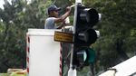 Petugas Cat Tiang Lampu Pengatur Lalu Lintas