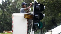 Tiang lampu rambu lalu lintas tersebut dicat ulang.