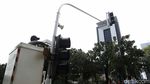 Petugas Cat Tiang Lampu Pengatur Lalu Lintas
