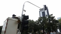 Tiang yang telah pudar kembali dicat oleh petugas agar terlihat rapi dan bersih.