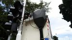 Petugas Cat Tiang Lampu Pengatur Lalu Lintas