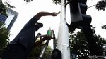 Petugas Cat Tiang Lampu Pengatur Lalu Lintas