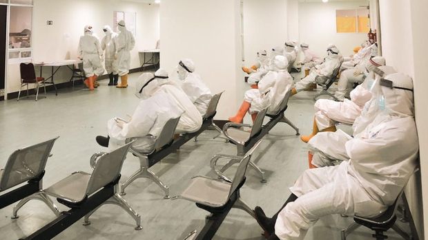 Petugas medis dan non-medis di RSDC Wisma Atlet
