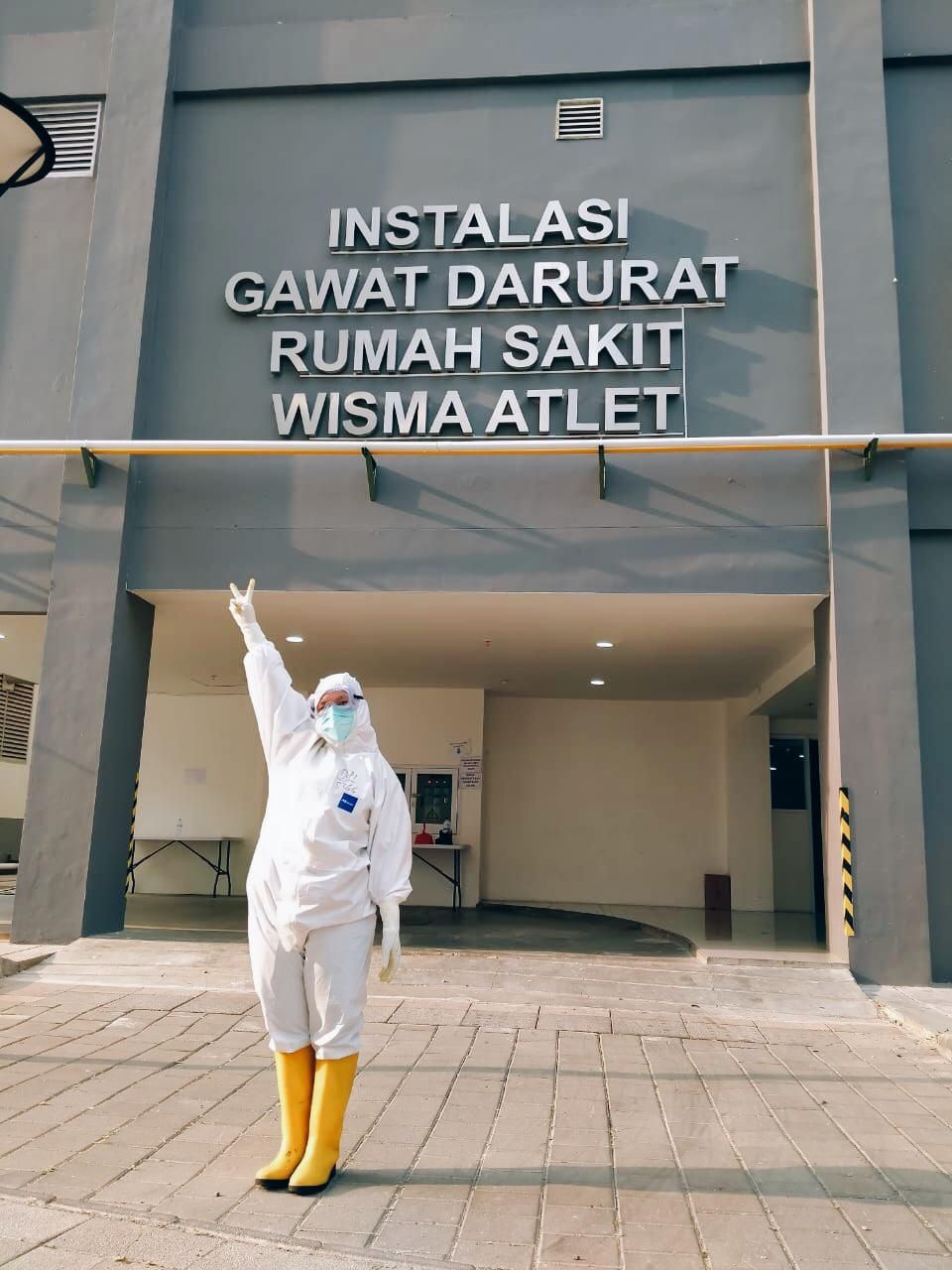 Petugas medis di RSDC Wisma Atlet