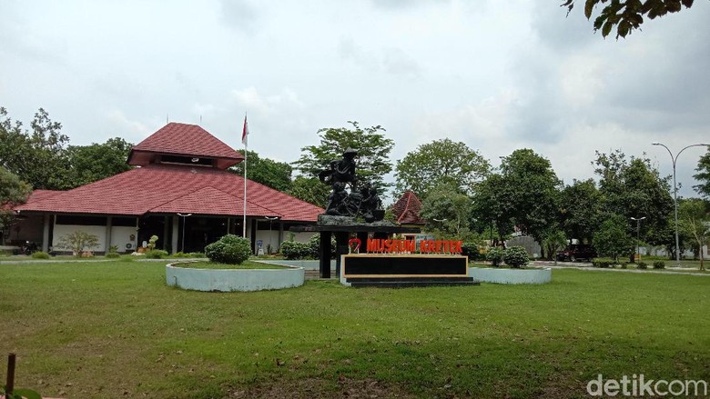 Plt Bupati Kudus HM Hartopo kepada wartawan di temui di lingkungan pendapa Kabupaten Kudus, Rabu (16/12/2020). Plt Bupati Kudus HM Hartopo kepada wartawan di temui di lingkungan pendapa Kabupaten Kudus, Rabu (16/12/2020).
