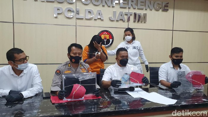 polisi bongkar kafe esek-esek